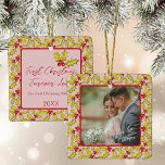 Ornamento De Cerâmica Foto de Casais de Diversão Vermelha Cor-de-Rosa Ca<br><div class="desc">Comemore seu primeiro Natal como um casal casado com este lindo ornamento fotográfico com uma mão clássica desenhada holly e um padrão de bagas em um fundo retrorreflector rosa com uma foto de um lado e seu texto no verso.</div>