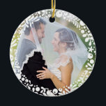 Ornamento De Cerâmica Foto de Casamento com Quadro White Berry com Texto<br><div class="desc">Um círculo de bagas florais,  brancas,  bonito,  gráficas e folhas deliciosamente enquadram sua foto favorita do casamento para criar uma marca perfeita ou dar como presente aos recém-casados em comemoração do seu primeiro Natal juntos. Fotografia de Shanna Russell</div>