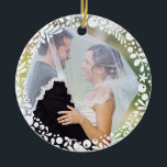 Ornamento De Cerâmica Foto de Casamento com Quadro White Berry com Texto<br><div class="desc">Um círculo de bagas florais,  brancas,  bonito,  gráficas e folhas deliciosamente enquadram sua foto favorita do casamento para criar uma marca perfeita ou dar como presente aos recém-casados em comemoração do seu primeiro Natal juntos. Fotografia de Shanna Russell</div>