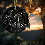 Ornamento De Cerâmica Foto de casamento do Recem casados de Calligrafia<br><div class="desc">"Recem casados" em um roteiro elegante sobre sua foto com a data do casamento e a segunda opção de fotografia no verso.</div>