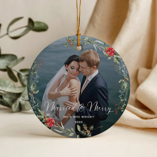 Ornamento De Cerâmica Foto de casamento em letra elegante Merry & Marrie