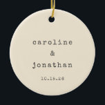 Ornamento De Cerâmica Foto de casamento personalizado da máquina de escr<br><div class="desc">Ornamento cerâmico de Casamento Personalizado de Fonte de Máquina de Máquina de Máquina Retrominimalista em Creme com Foto de Casal</div>