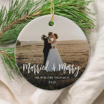 Ornamento De Cerâmica Foto de Natal casada e Feliz recém-casada<br><div class="desc">Celebre sua primeira temporada de festas como recém-casados com um ornamento de Natal casado e alegre para seus amigos e família. Apresenta a tipografia moderna da escrita.</div>