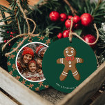 Ornamento De Cerâmica Foto de Natal da Bolinhas Verde do Gingerbird Man<br><div class="desc">Celebrar as festas com este adorável ornamento de natal verde Bolinhas de Natal do Gingerpão. Apresentando um design de gengibre fofo com uma foto personalizável no verso, este ornamento é perfeito para adicionar um toque de charme festivo à sua árvore. Personalize-o com o seu nome de família e a sua...</div>