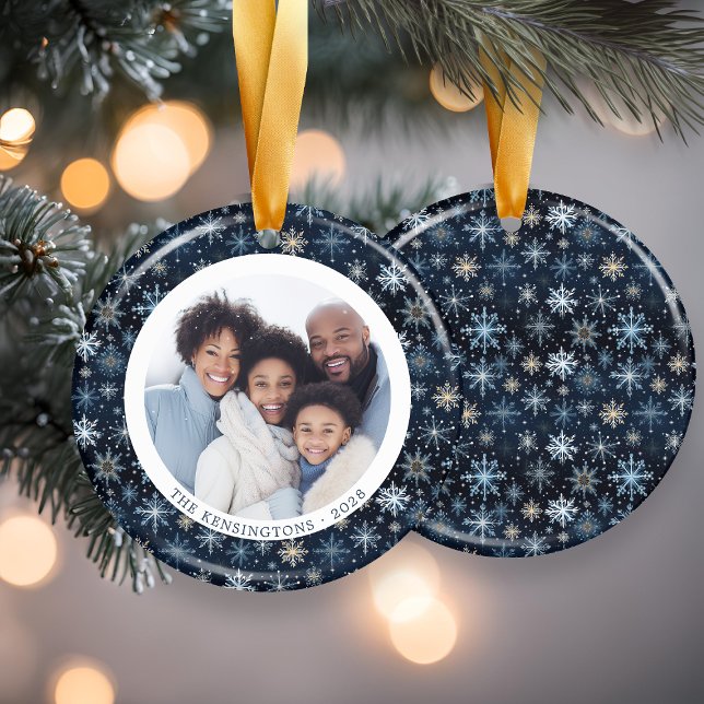 Ornamento De Cerâmica Foto de Natal da Família Flocos de Neve Azul Moder (Modern Blue Snowflakes Family Christmas Photo Ceramic Ornament)