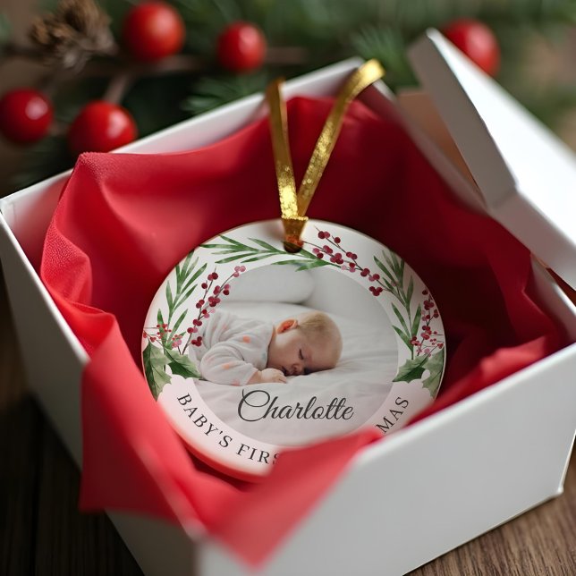 Ornamento De Cerâmica Foto de Natal do Red Cranberry Foliage Baby (Red Cranberry Foliage Baby's First Christmas Photo Ceramic Ornament)