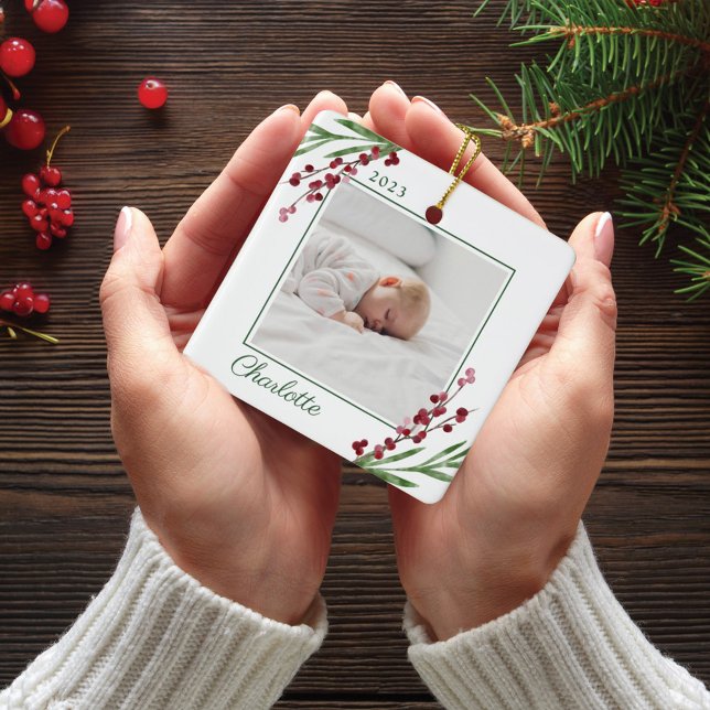 Ornamento De Cerâmica Foto de Natal do Red Cranberry Foliage Baby (Red Cranberry Foliage Baby's First Christmas Photo Ceramic Ornament)