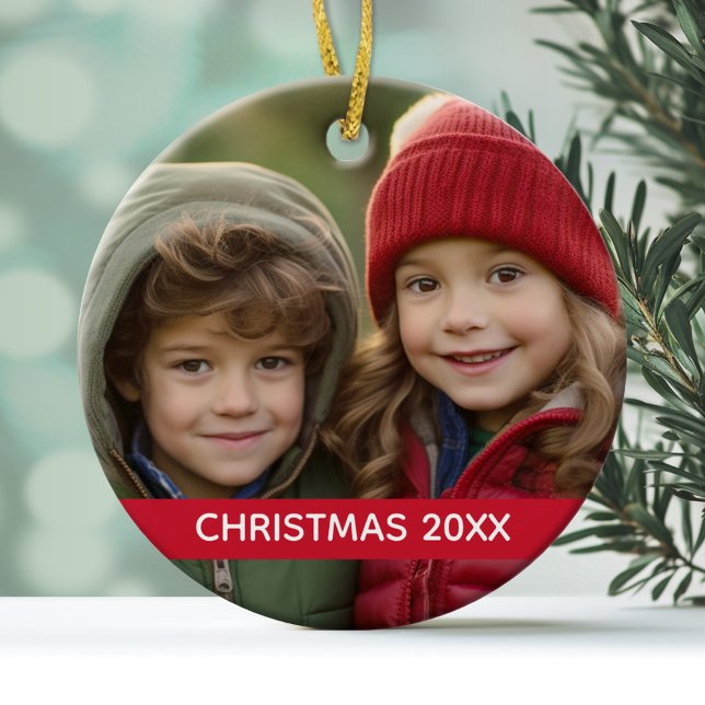 Ornamento De Cerâmica Foto de Natal e ano - Greve Mínima Vermelha Modern (A minimal and modern photo ornament with a place to add the year)