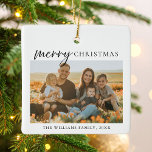 Ornamento De Cerâmica Foto de Natal Moderna e Minimalista<br><div class="desc">Feliz Natal! Envie seus desejos calorosos aos amigos e à família neste feriado com um Enfeites de natal personalizável de colagem fotográfica com uma simples tipografia moderna. Personalize adicionando fotos,  nomes,  ano e outros detalhes personalizados. Este Enfeites de natal mínimo está disponível em outras cores.</div>