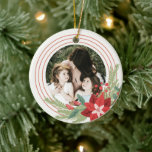Ornamento De Cerâmica Foto de Natal no Círculo Verde Vermelho Poinsettia<br><div class="desc">Se precisar de mais alguma personalização, por favor, sinta-se à vontade para me enviar uma mensagem em yellowfebstudio@gmail.com.</div>