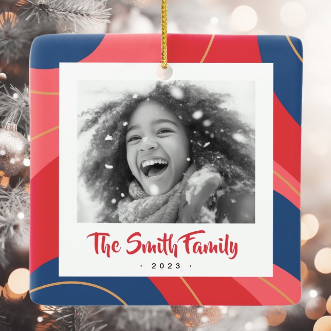 Ornamento De Cerâmica Foto de Natal retrógrada azul-rosa-vermelha (Red pink dark blue retro Christmas photo Ceramic Ornament)