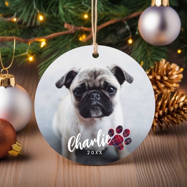 Ornamento De Cerâmica Foto de Script de Pata Vermelha Simples - Pet Nata (Simple Red Plaid Paw Script Photo Pet Christmas Tree Ornament)