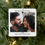Ornamento De Cerâmica Foto do 1º Natal do Casal Moderno 2<br><div class="desc">Comemore seu primeiro Natal como um casal com este Enfeites de natal moderno, com uma foto com seus nomes, o ano, e o texto, "Nosso Primeiro Natal" de um lado, e uma foto do tamanho do cheio do outro lado. Se precisar de ajuda para personalizar isto, por favor, envie-me uma...</div>
