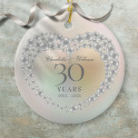 Ornamento De Cerâmica Foto do aniversário de casamento do 30 de Pérola<br><div class="desc">Apresentando uma linda pérola,  esta lembrança de aniversário de casamento de 30 chic pode ser personalizada com sua informação especial sobre o aniversário de pérolas em um fundo de pérola e sua foto no sentido inverso. Projetado por Thisnotme©</div>