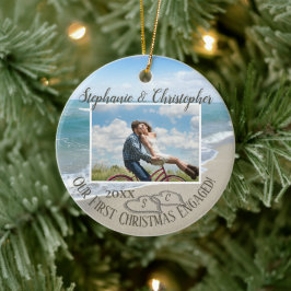 Ornamento De Cerâmica Foto do Casal do primeiro Natal Engaged Beach Hear
