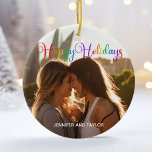 Ornamento De Cerâmica Foto do Casal Rainbow Happy Holidays LGBTQ<br><div class="desc">Ornamento fotográfico Elegante Feliz Feriados com bela tipografia cursiva arco-íris. Este presente de fotografia de casal de feriado LGBTQ moderno apresenta um belo roteiro e seu nome em branco sobre a imagem de sangria de cheio de um casal LGBT. Personalize este Enfeites de natal de manutenção bonitinho com a sua...</div>