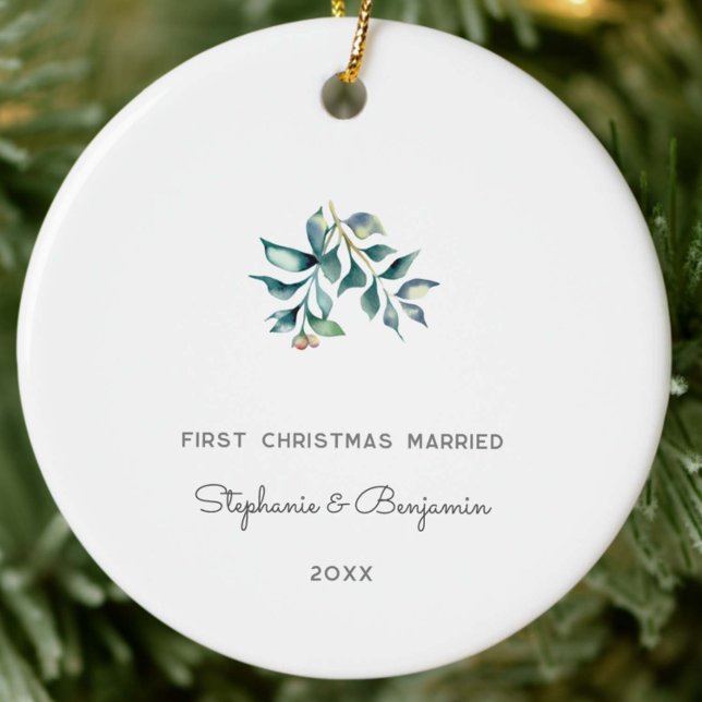Ornamento De Cerâmica Foto do Primeiro Natal Casado Mistletosasasasasasa (our first christmas married mr mrs mistletoe christmas ornament couple keepsake photo elegant classy)