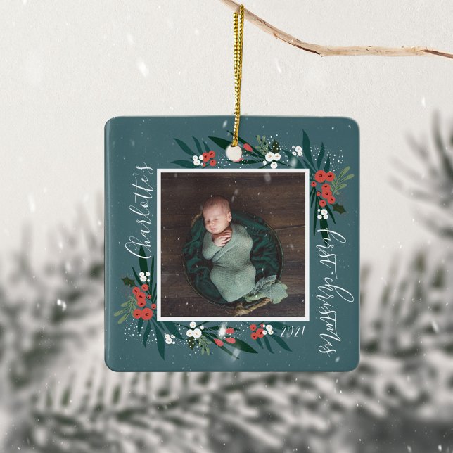 Ornamento De Cerâmica Foto do Primeiro Natal de Cranberry & Foliage Baby (First Christmas Cranberry & Foliage Baby Photo Ceramic Ornament)