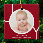 Ornamento De Cerâmica Foto do primeiro Natal personalizado do saque do b<br><div class="desc">Este na moda mantém o Primeiro Ornamento Fotográfico de Natal de Baby é decorado com a palavra JOY em tipografia branca sobre fundo vermelho. Facilmente personalizável com sua foto,  nome e ano.</div>