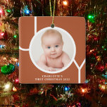 Ornamento De Cerâmica Foto do primeiro Natal Terracotta<br><div class="desc">O Primeiro Ornamento Fotográfico de Natal deste Bebê na moda é decorado com a palavra JOY em branco num fundo de terracota. Facilmente personalizável com sua foto e seu nome.</div>