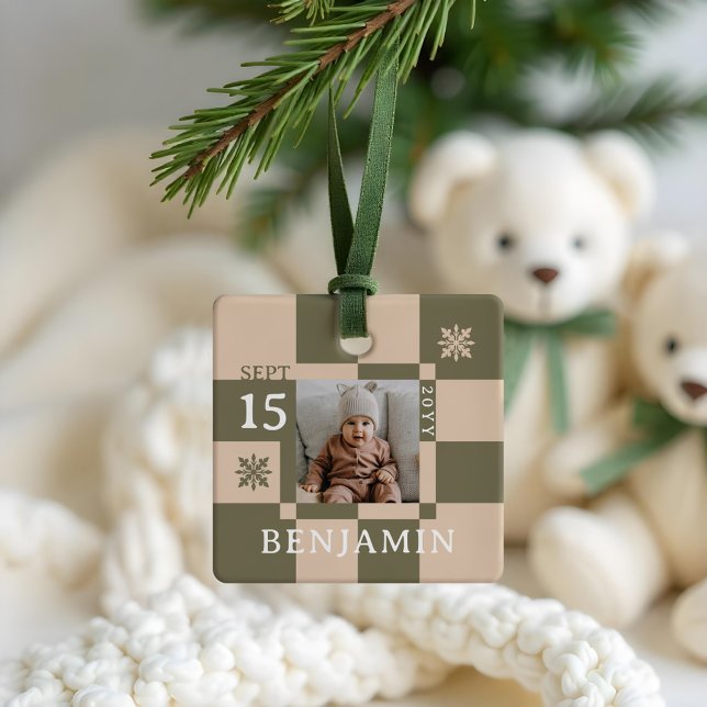 Ornamento De Cerâmica Foto do Quadro de Controle Retroativo do Bebê Prim (Baby First Christmas Fun Retro Checkerboard Photo Ceramic Ornament)