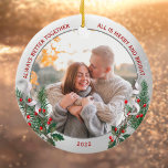 Ornamento De Cerâmica Foto do quadro do prata clássico Foto 1rua Natal j<br><div class="desc">Moldura prateada com enfeite e ornamento de pinheiro para mostrar sua própria memória especial. A brilhante e brilhante borda prateada circunda suas fotos. A fita sagrada, pinheira e seda completa toda a design com uma atmosfera alegre da época de férias. Coloque facilmente sua própria foto memorável no lugar da foto...</div>