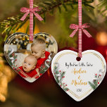 Ornamento De Cerâmica Foto Dourada Holly Pine do Big Bro Little Sis<br><div class="desc">Moldura da Linha ouro adornada com ornamento Holly, Pine e Fita para mostrar sua própria memória especial de um novo bebê. A forma do coração é um símbolo perfeito para o amor. A linha brilhante e brilhante de ouro rodeia sua foto memorial. A fita sagrada, pinheira e seda completa toda...</div>