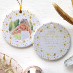 Ornamento De Cerâmica Foto e Douradas Estrelas de Mensagem de Natal<br><div class="desc">Ornamento fotográfico com estrelas douradas e mensagem de natal nas costas. Sua foto é formada por uma abundância de estrelas douradas e exibida em formato redondo. No verso, o texto bonitinho diz "feliz avó excelente de natal (ou edite para quem quer que seja o presente) ... Eu te amo mais...</div>