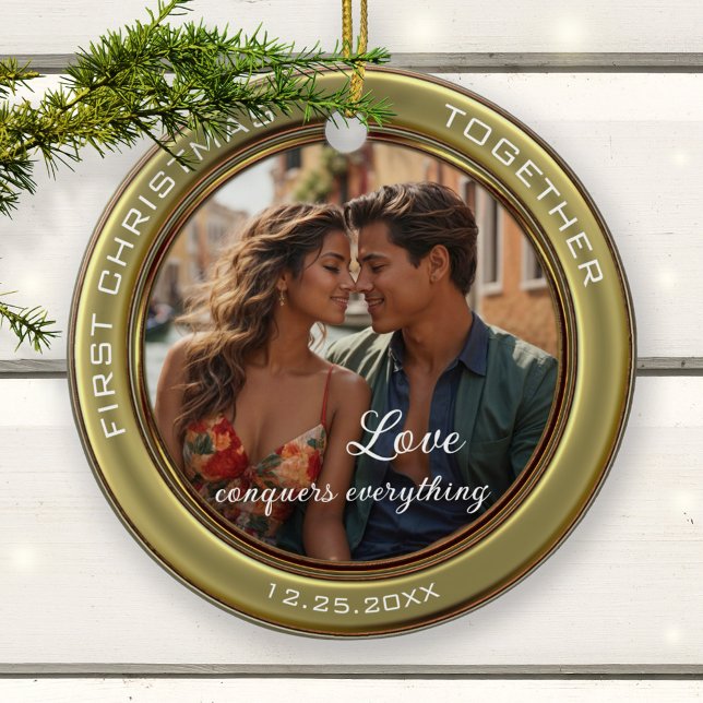 Ornamento De Cerâmica Foto Elegante Primeiro Natal Juntos (Christmas ornament featuring your own custom photo framed by a stylish green gold metallic design)