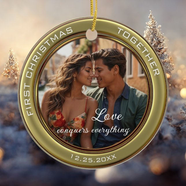 Ornamento De Cerâmica Foto Elegante Primeiro Natal Juntos (Christmas ornament featuring your own custom photo framed by a stylish green gold metallic design)