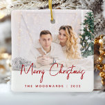 Ornamento De Cerâmica Foto Mínima Feliz Escrita Vermelha de Natal<br><div class="desc">Deseje a família e amigos como um Feliz Natal com este moderno ornamento minimalista de manutenção de fotos. O texto vermelho diz "Feliz Natal" no roteiro de moda. Substitua facilmente a imagem de exemplo por sua foto favorita e adicione seu nome ou nomes de família e o ano abaixo. Uma...</div>