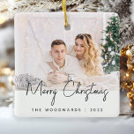 Ornamento De Cerâmica Foto Mínima - Manuscrito de Cinzas de Natal Feliz<br><div class="desc">Deseje a família e amigos como um Feliz Natal com este moderno ornamento minimalista de manutenção de fotos. O texto da cinza de carvão diz "Feliz Natal" em um roteiro de moda. Substitua facilmente a imagem de exemplo por sua foto favorita e adicione seu nome ou nomes de família e...</div>