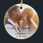 Ornamento De Cerâmica Foto: mrs recém weds gold snow christmas<br><div class="desc">Decorado com a Sra. com coração. Personalize e adicione sua foto de casamento,  nomes e sua data de casamento. Texto preto. Com uma camada branca e ouros,  flocos de neve e faíscas.</div>