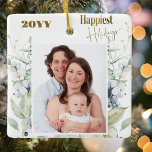 Ornamento De Cerâmica Foto Personalizada, A Qualquer Ano, Feriados Mais<br><div class="desc">Personalize este lindo ornamento de férias com sua própria fotografia e ano! Design com ouro faux foil, com a frase "Feriados mais felizes" e uma linda aquarela verde de inverno. Design na frente e atrás. Parte de nossa coleção "Feriados mais felizes do inverno" com uma variedade de produtos coordenadores disponíveis....</div>