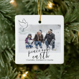 Ornamento De Cerâmica Foto personalizada da pomba da paz na Terra