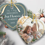Ornamento De Cerâmica Foto personalizada de 1rua de Natal casada no Newl<br><div class="desc">Celebre o seu primeiro Natal como Sr. e Sra. com um guardião personalizado para o tesouro para sempre! Esta personalizável estrutura cardíaca de ouro adornada com colina, pinheiro e fita festiva — perfeita para celebrar o amor nesta temporada de festas. Coloque facilmente sua própria foto memorável no lugar da foto...</div>