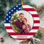 Ornamento De Cerâmica Foto Personalizada de Bandeira Americana Patriótic<br><div class="desc">Enfeites de natal da bandeira americana. Este enfeites de natal patriótico de bandeira dos eua será um tesouro. O pedido é de dois lados, você pode fazer duas fotos favoritas, uma em cada lado. Perfeito para militares, família patriótica, e todos aqueles que amam a bandeira americana. Personalize o nome na...</div>