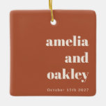 Ornamento De Cerâmica Foto personalizada de casamento retrô-descendente<br><div class="desc">Comemore seu dia especial com este personalizável ornamento de manutenção do terracotta com seus nomes e data de casamento de um lado e uma foto apreciada do outro. A design de cor ferrugenta e a tipografia minimalista fazem dela um eterno adicional ao seu decoro de férias ou um presente sincero...</div>