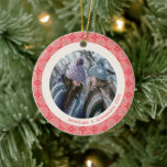 Ornamento De Cerâmica Foto personalizada do círculo branco vermelho mode<br><div class="desc">Decorre sua árvore com este ornamento divertido com sua foto e texto em um fundo vermelho e branco festivo.</div>