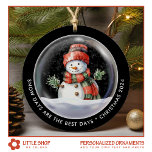 Ornamento De Cerâmica Foto personalizada do Globo de Neve Snowman<br><div class="desc">Elevem o vosso decoro de férias com este Enfeites de natal personalizado que apresenta uma ilustração encantadora de aquarela de um boneco de neve que veste um chapéu aconchegante e um cachecol, ninho no globo de neve de dentro a, e rodeado por delicadas quedas de neve. A frente inclui texto...</div>