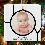 Ornamento De Cerâmica Foto personalizada do primeiro Natal do bebê<br><div class="desc">O Primeiro Ornamento Fotográfico de Natal deste na moda Baby é decorado com a palavra JOY em preto sobre fundo branco. Facilmente personalizável com sua foto e seu nome.</div>