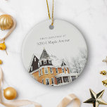 Ornamento De Cerâmica Foto Personalizada do Primeiro Natal para Novo End<br><div class="desc">Marque seu primeiro Natal em sua nova casa com este ornamento cerâmico personalizado. Ambos os lados apresentam o seu novo endereço e uma ilustre foto da sua casa, lindamente combinada em na moda. Este design de dois lados garante que cada ângulo captura a memória da sua primeira temporada de feriados...</div>