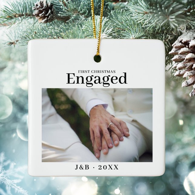 Ornamento De Cerâmica Foto personalizada elegante, primeiro Natal em bra (Elegant Custom Photo First Christmas Engaged White Ceramic Ornament
)