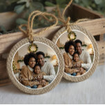 Ornamento De Cerâmica Foto Personalizada Mínima Rustic Farmhouse Burlap<br><div class="desc">Aceite o charme da elegância rústica com nosso ornamento texturizado de burlap mínimo. Este ornamento maravilhosamente projetado apresenta uma estrutura de textura de burlap realista, adicionando um toque de calor e simplicidade à decoração de suas festas. Personalize este ornamento com uma foto na frente e atrás, junto com um nome...</div>