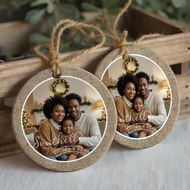 Ornamento De Cerâmica Foto Personalizada Mínima Rustic Farmhouse Burlap (Minimal Rustic Farmhouse Burlap Personalized Photo Ceramic Ornament)
