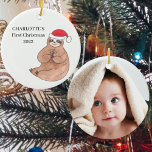 Ornamento De Cerâmica Foto personalizada, primeira preguiça de Natal<br><div class="desc">Este Enfeites de natal bonito é decorado com uma preguiça aquosa vestindo um chapéu de Papai Noel. Personalize-o com o nome do seu bebê e o ano do seu primeiro Natal. Substitua a foto pela foto do seu bebê. Use a Ferramenta Design para alterar o tamanho, o estilo ou a...</div>