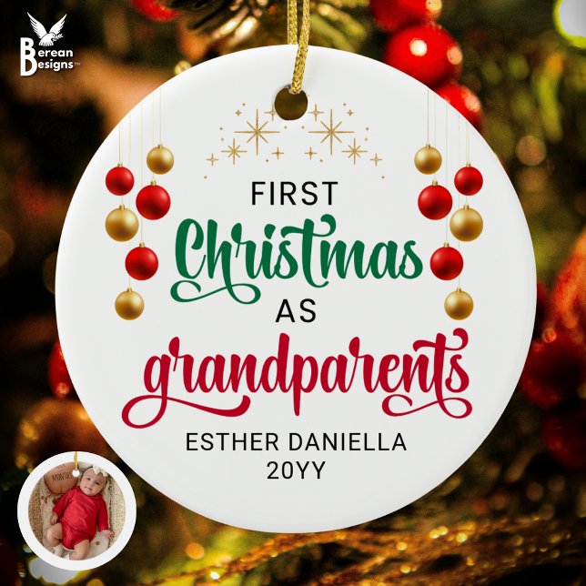 Ornamento De Cerâmica Foto personalizada PRIMEIRO NATAL COMO GRANDPARENT (Festive FIRST CHRISTMAS AS GRANDPARENTS with custom photo and names. Ideal first grandbaby gift.)