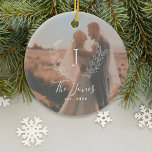 Ornamento De Cerâmica Foto personalizada recém-casados nome monograma el<br><div class="desc">Monograma branco personalizado inicial e nome com família estabelecida no ano elegante estilo quic farm house ornamento de árvore de Natal com camada de fotos.        Um presente moderno de manutenção para recém-casados.</div>
