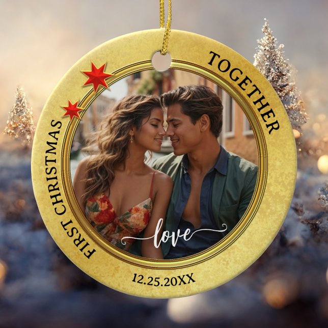 Ornamento De Cerâmica Foto Primeiro Natal Juntos Estrela Dourada (Christmas ornament featuring your photo framed by an elegant gold metallic design with red stars)
