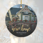 Ornamento De Cerâmica Foto Primeiro Natal Novo Script Dourado do Início<br><div class="desc">Comemore o seu primeiro Natal em sua nova casa com este lindo ornamento moderno de keepape. O texto diz "Primeiro Natal em nossa nova casa", com as palavras "nova casa" em elegante manuscrito em folha de papel falso em ouro. Substitua a imagem de exemplo por uma foto da sua nova...</div>